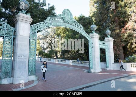 USA. Oktober 2017. Eine Studentin geht durch Sather Gate auf dem Campus der UC Berkeley, Berkeley, Kalifornien, 6. Oktober 2017. (Foto: Smith Collection/Gado/Sipa USA) Quelle: SIPA USA/Alamy Live News Stockfoto