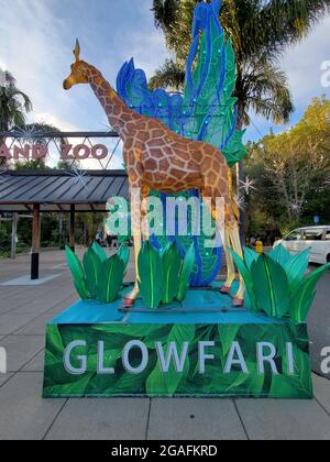 Oakland, USA. März 2021. Schild mit glühender Giraffe beim Glowfari-Event, vor dem Eingang zum Oakland Zoo, Oakland, Kalifornien, 11. März 2021. (Foto: Smith Collection/Gado/Sipa USA) Quelle: SIPA USA/Alamy Live News Stockfoto