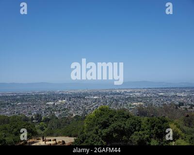 USA. Mai 2021. Luftaufnahme der Oakland Hills, Oakland, Kalifornien, 18. Mai 2021. (Foto: Smith Collection/Gado/Sipa USA) Quelle: SIPA USA/Alamy Live News Stockfoto