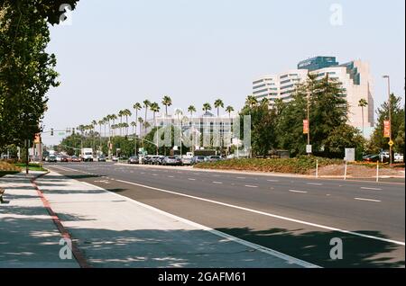 USA. August 2017. Blick auf den sonnigen, von Palmen gesäumten Great America Parkway, die Hauptverkehrsstraße in Santa Clara, Kalifornien, Teil des Silicon Valley, 17. August 2017. (Foto: Smith Collection/Gado/Sipa USA) Quelle: SIPA USA/Alamy Live News Stockfoto