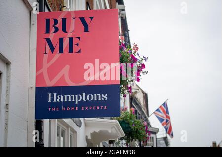 Eton, Windsor, Britannien. Juli 2021. A Hamptons Buy Me Estate Agenten zum Verkauf Board vor einem Haus in Eton High Street. Es gibt keine Anzeichen dafür, dass sich der Immobilienmarkt nach dem Ende des Covid-19-Stempelurlaubs verlangsamt. Quelle: Maureen McLean/Alamy Stockfoto