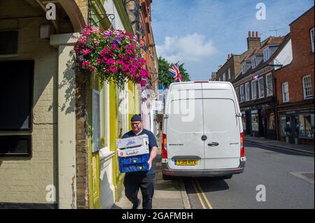 Eton, Windsor, Britannien. Juli 2021. Lieferung von Lebensmitteln in einem Hotel in der Eton High Street. Die Zahl der positiven Covid-19-Fälle ist in der letzten 24-stündigen Aktualisierung in der Region um 345 gestiegen. Quelle: Maureen McLean/Alamy Stockfoto