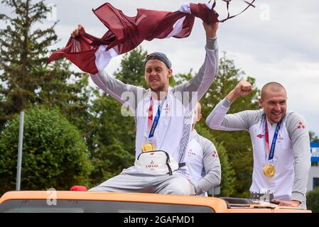 RIGA, LETTLAND. Juli 2021. Lettische 3x3-Basketballmannschaft, Goldmedaillengewinnerinnen der Olympischen Spiele in Tokio treffen am internationalen Flughafen Riga ein Stockfoto