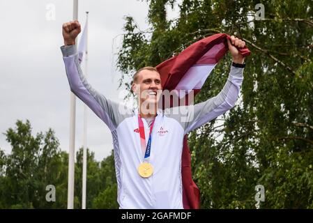 RIGA, LETTLAND. Juli 2021. Lettische 3x3-Basketballmannschaft, Goldmedaillengewinnerinnen der Olympischen Spiele in Tokio treffen am internationalen Flughafen Riga ein Stockfoto