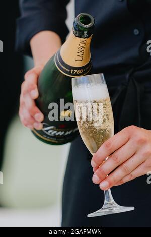 Lanson Champagner wird gegossen Stockfoto