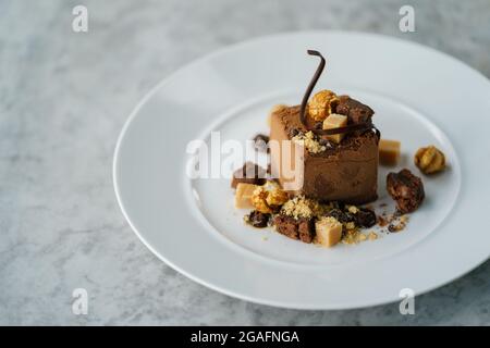 Gourmet-Dessert mit Schokoladenmousse in Restaurantumgebung Stockfoto