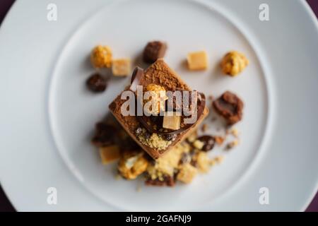 Gourmet-Dessert mit Schokoladenmousse in Restaurantumgebung Stockfoto