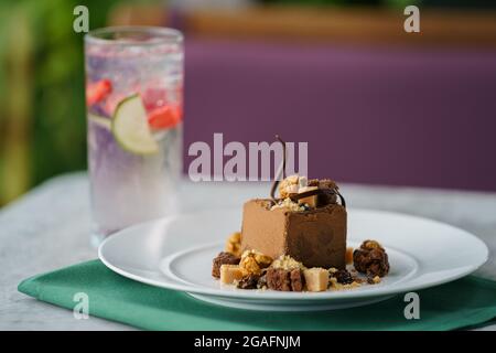 Gourmet-Dessert mit Schokoladenmousse in Restaurantumgebung Stockfoto