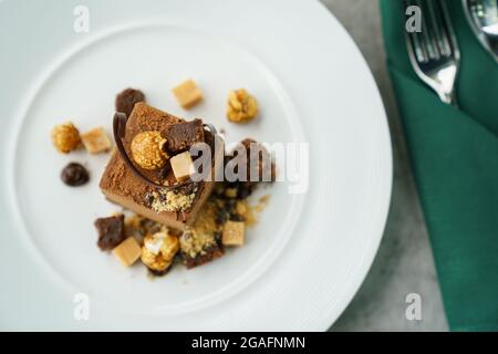 Gourmet-Dessert mit Schokoladenmousse in Restaurantumgebung Stockfoto