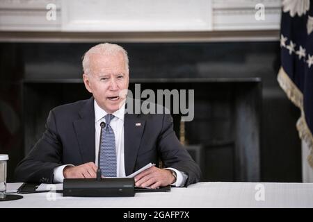 Washington DC, USA. Juli 2021. Präsident Joe Biden hält vor einem Treffen mit kubanisch-amerikanischen Führern am Freitag, den 30. Juli 2021, im Staatlichen Speisesaal des Weißen Hauses in Washington, DC, eine Rede. Das Treffen wurde aufgerufen, um die Reaktion der Regierung auf die laufenden Demonstrationen in Kuba zu diskutieren. Foto von Sarah Silbiger/UPI Credit: UPI/Alamy Live News Stockfoto