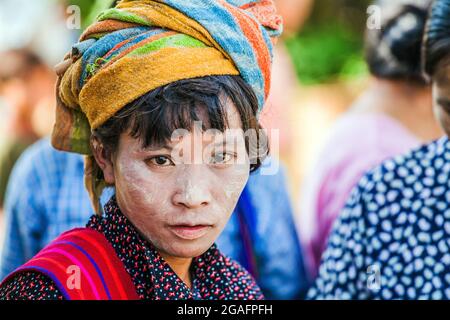 Burmesische Hündin aus dem Stamm der Pao/Pa-o-Hügel, die Gemüse auf dem Mine Thauk Market, Nyaungshwe, Myanmar, kauft Stockfoto