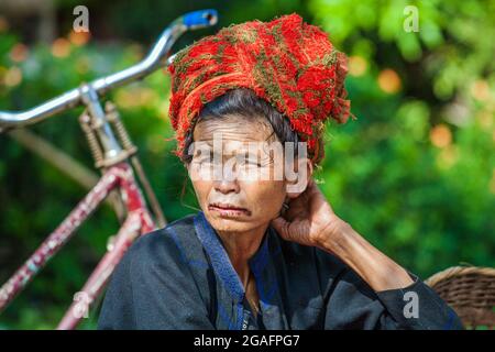 Burmesische Hündin aus dem Stamm der Pao/Pa-o-Hügel, die Gemüse auf dem Mine Thauk Market, Nyaungshwe, Myanmar, verkauft Stockfoto