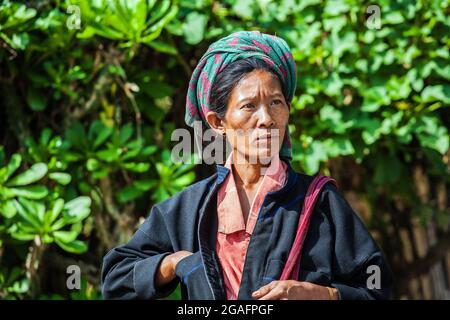 Burmesische Hündin aus dem Stamm der Pao/Pa-o-Hügel, die Gemüse auf dem Mine Thauk Market, Nyaungshwe, Myanmar, verkauft Stockfoto