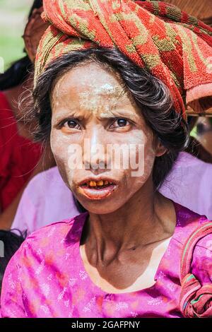 Burmesische Hündin aus dem Stamm der Pao/Pa-o-Hügel, die Gemüse auf dem Mine Thauk Market, Nyaungshwe, Myanmar, kauft Stockfoto