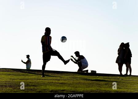 Salvador, Bahia, Brasilien - 21. Mai 2021: Im Garten von Farol da Barra in Salvador haben die Menschen an einem sonnigen Tag Spaß. Stockfoto