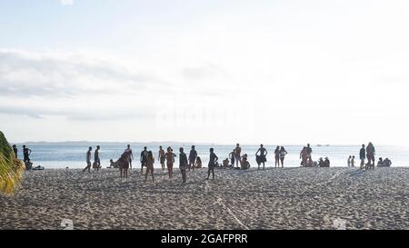 Salvador, Bahia, Brasilien - 23. Mai 2021: Viele Badegäste am Strand von Ribeira, die Sport treiben und Spaß haben. Stockfoto