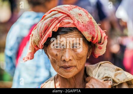 Burmesische Hündin aus dem Stamm der Pao/Pa-o-Hügel, die Gemüse auf dem Mine Thauk Market, Nyaungshwe, Myanmar, kauft Stockfoto