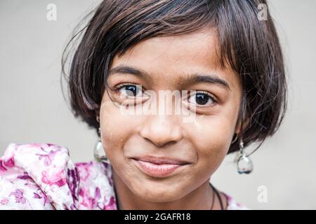 Hübsches junges burmesisches Mädchen, das vor der Kamera lächelt, Yangon, Myanmar Stockfoto