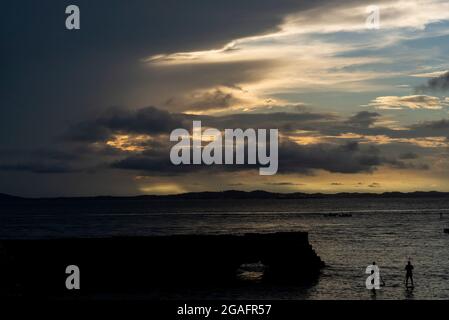 Sonnenuntergang über dem Pier von Forte de Santa Maria in Porto da Barra in Salvador, Bahia, Brasilien. Stockfoto