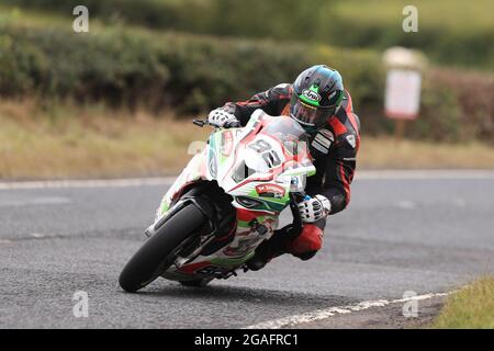 Armoy, Antrim, Nordirland. Juli 2021. Armoy Road Races, The Race of Legends Motor Cycling, Day One; Derek Sheils (Roadhouse Macau BMW) behauptete die Pole Position für Samstage Open A Race Credit: Action Plus Sports/Alamy Live News Stockfoto