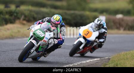 Armoy, Antrim, Nordirland. Juli 2021. Armoy Road Races, The Race of Legends Motor Cycling, Day One; Neil Kernohan führt Michael Dunlop während des 250 GP-Rennens.Quelle: Action Plus Sports/Alamy Live News Stockfoto