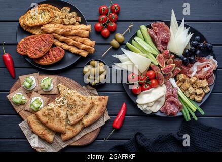 Food Fotografie von Antipasto, mediterrane Küche, Vorspeise, Snacks, Käse, Prosciutto Stockfoto