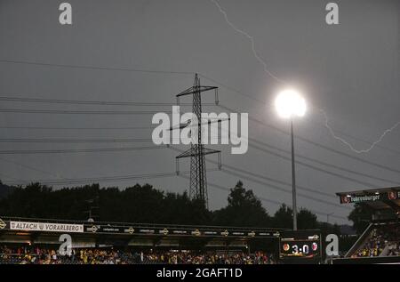 Dortmund, Deutschland. 30. Juli 2021. firo: 30.07.2021, Fußball, 1. Bundesliga, Saison 2021/2022, Testspiel, Borussia Dortmund - FC Bologna, allgemein, feature, Einleger, Blitz, Gewitter, Quelle: dpa picture Alliance/Alamy Live News Stockfoto