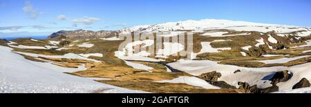 Panoramablick auf den schneebedeckten Eyjafjallajoekull, Blick vom Wanderweg Fimmvoerduhals, Hochland von Island Stockfoto