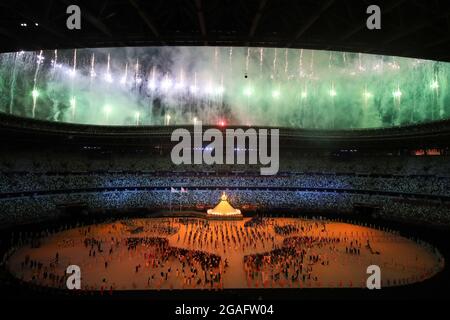 Tokio, Japan, 23. Juli 2021. Während der Eröffnungszeremonie der Olympischen Spiele 2020 in Tokio wird das Feuerwerk entzündet. Quelle: Pete Dovgan/Speed Media/Alamy Live News Stockfoto