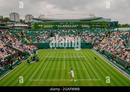 Allgemeine Ansichten von F. Delbonis aus Argentinien und EINEM Rublev aus Russland in Wimbledon mit Blick auf das Centre Court Stockfoto