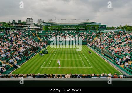 Allgemeine Ansichten von F. Delbonis aus Argentinien und EINEM Rublev aus Russland in Wimbledon mit Blick auf das Centre Court Stockfoto