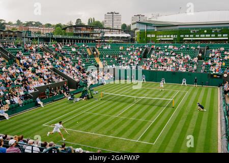 Allgemeine Ansichten von F. Delbonis aus Argentinien und EINEM Rublev aus Russland in Wimbledon mit Blick auf das Centre Court Stockfoto