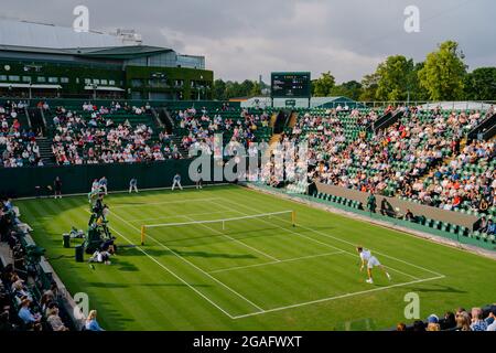 Allgemeine Ansichten von F. Delbonis aus Argentinien und EINEM Rublev aus Russland in Wimbledon mit Blick auf das Centre Court Stockfoto