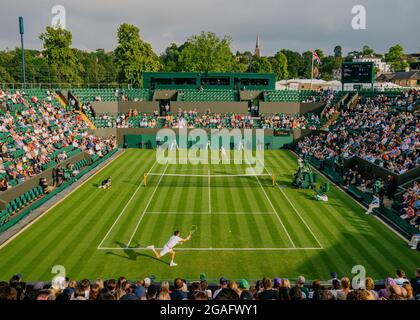 Allgemeine Ansichten von F. Delbonis aus Argentinien und EINEM Rublev aus Russland bei den Wimbledon Championships Stockfoto