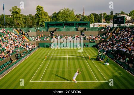 Allgemeine Ansichten von F. Delbonis aus Argentinien und EINEM Rublev aus Russland bei den Wimbledon Championships Stockfoto