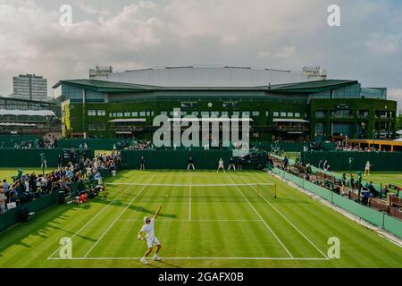 Allgemeine Ansichten von A. Seppi aus Italien und J. Sousa aus Portugal in Wimbledon mit Blick auf das Centre Court Stockfoto