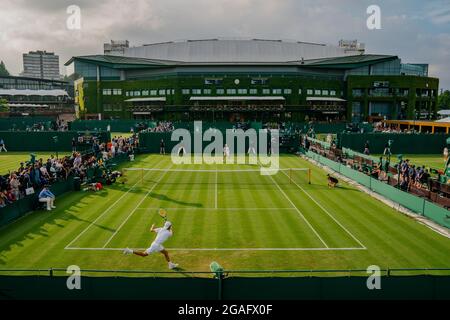 Allgemeine Ansichten von A. Seppi aus Italien und J. Sousa aus Portugal in Wimbledon mit Blick auf das Centre Court Stockfoto