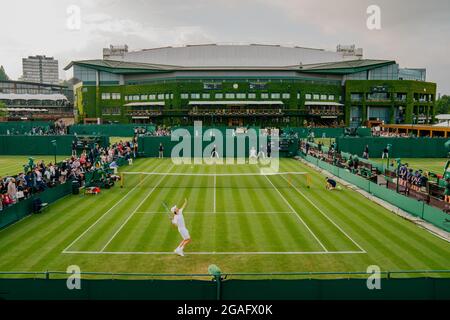 Allgemeine Ansichten von A. Seppi aus Italien und J. Sousa aus Portugal in Wimbledon mit Blick auf das Centre Court Stockfoto