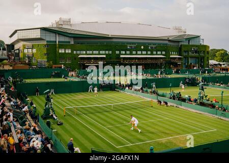 Allgemeine Ansichten von O. Otte aus Deutschland und A. Rinderknech aus Frankreich in Wimbledon mit Blick auf Centre Court Stockfoto
