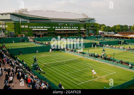 Allgemeine Ansichten von O. Otte aus Deutschland und A. Rinderknech aus Frankreich in Wimbledon mit Blick auf Centre Court Stockfoto