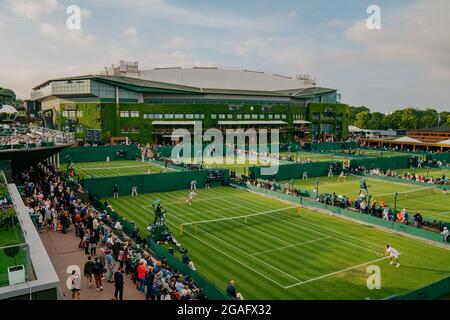 Allgemeine Ansichten von O. Otte aus Deutschland und A. Rinderknech aus Frankreich in Wimbledon mit Blick auf Centre Court Stockfoto