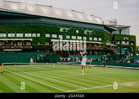 Anna Blinkova aus Russland lobte Timea Babos in Wimbledon mit Blick auf das Centre Court Stockfoto