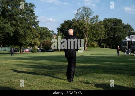 Washington DC, USA. Juli 2021. Präsident Joe Biden geht am South Lawn des Weißen Hauses entlang nach Marine One, während er am Freitag, dem 30. Juli 2021, ein Wochenende in Camp David in Washington, DC, abreist. Präsident Biden traf sich heute mit den Gouverneuren zur Verhütung von Waldbränden und den Kuba-Amerikanern zu Unruhen in der Bevölkerung. Foto von Sarah Silbiger/Pool/ABACAPRESS.COM Quelle: Abaca Press/Alamy Live News Stockfoto