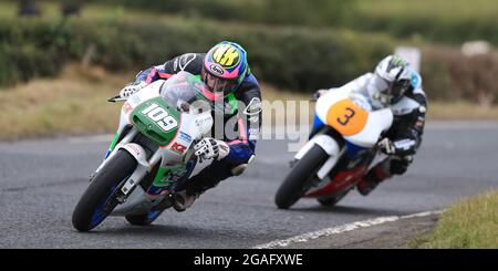 Armoy, Antrim, Nordirland. Juli 2021. Armoy Road Races, The Race of Legends Motor Cycling, Day One; Neil Kernohan führt Michael Dunlop während des 250 GP-Rennens.Quelle: Action Plus Sports/Alamy Live News Stockfoto