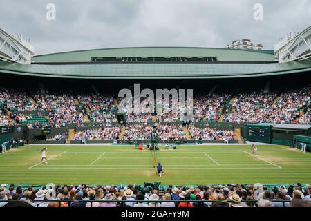 Gesamtansicht des Gerichts Nr. 1 als Emma Raducanu von GB Sorana Cirstea aus Rumänien in einem Einzelspiel der Damen während der Wimbledon Championships 2021 spielt. Stockfoto