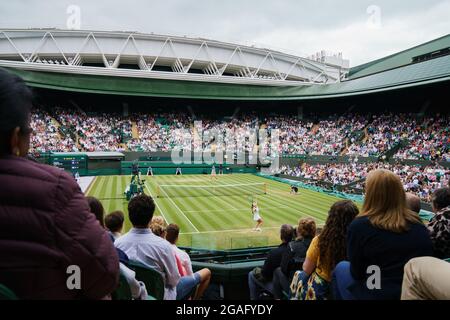 Gesamtansicht des Gerichts Nr. 1 als Emma Raducanu von GB Sorana Cirstea aus Rumänien in einem Einzelspiel der Damen während der Wimbledon Championships 2021 spielt. Stockfoto