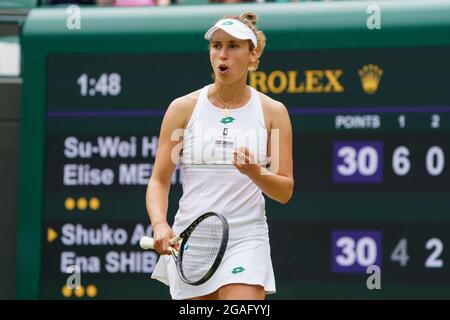 Elise Mertens aus Belgien während ihres Damen-Doubles-Spiels in Wimbledon 2021 Stockfoto