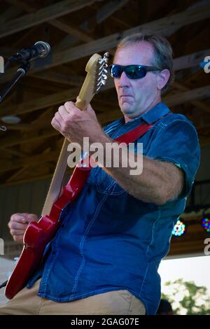 Ein Gutiar-Spieler einer lokalen Band spielt eine Veranstaltung am 4. Juli in Millport, Alabama. Stockfoto