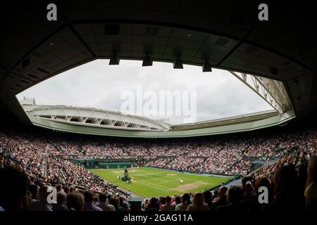 Ashleigh Barty tritt Karolina Pliskova beim Dameneinzel-Finale während der WM 2021 in Wimbledon an Stockfoto