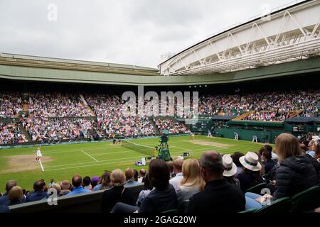 Ashleigh Barty tritt Karolina Pliskova beim Dameneinzel-Finale während der WM 2021 in Wimbledon an Stockfoto